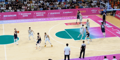 ?啊！周琦刚打不到9分钟 与裁判激烈交流连吃两T被驱逐