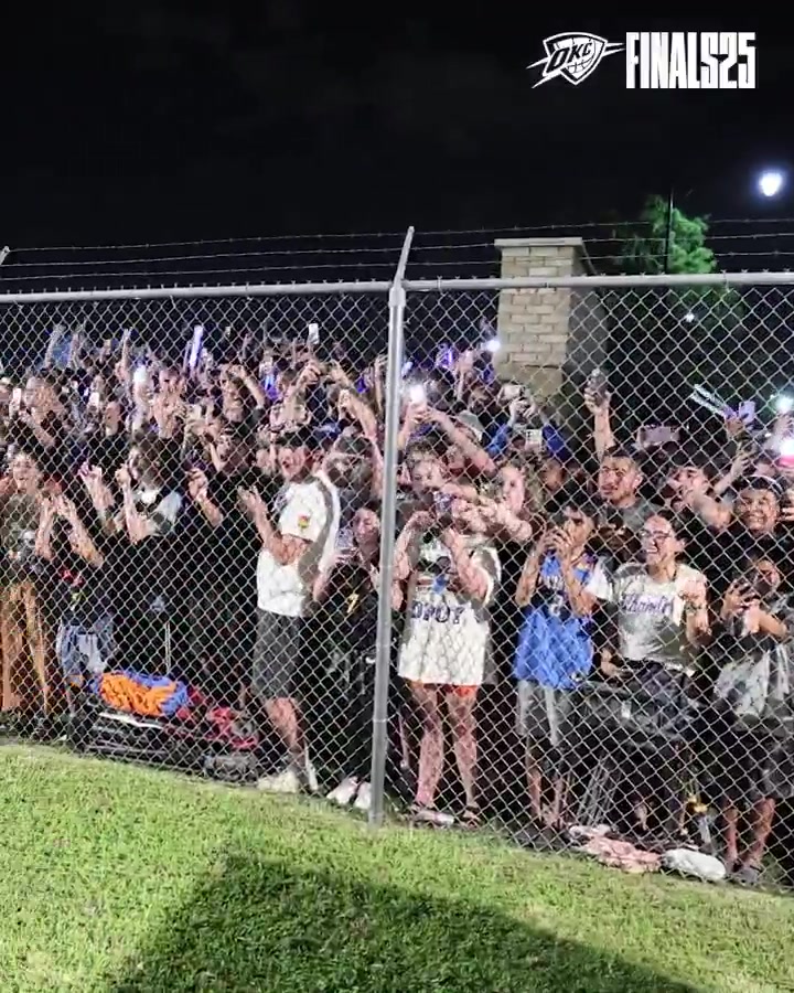 凯旋归来！当地凌晨三点半雷霆球迷在机场迎接球员回家